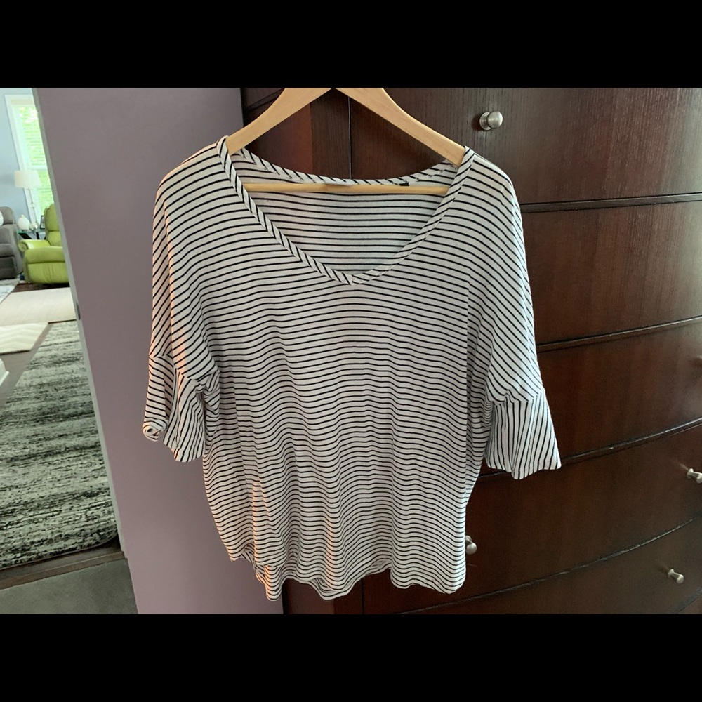 Cabi Tee black/white bell sleeve